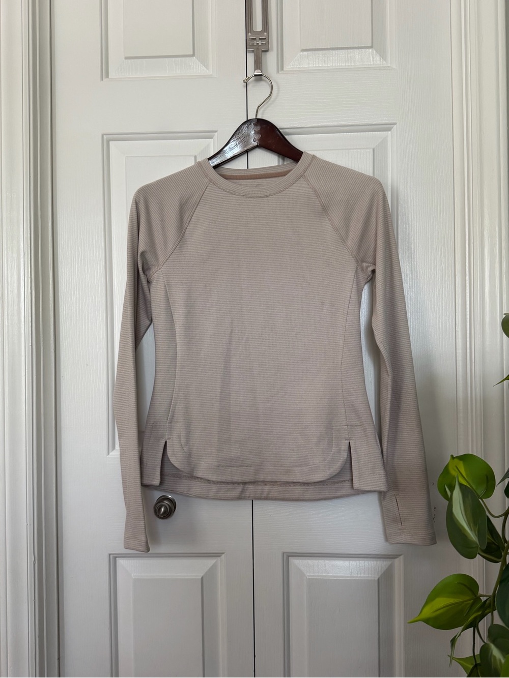 Avalanche Women's Long-Sleeve Crewneck Top in Light Taupe